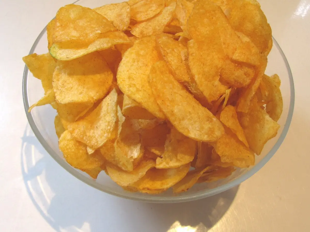 Glasschüssel voll goldgelber Kartoffelchips