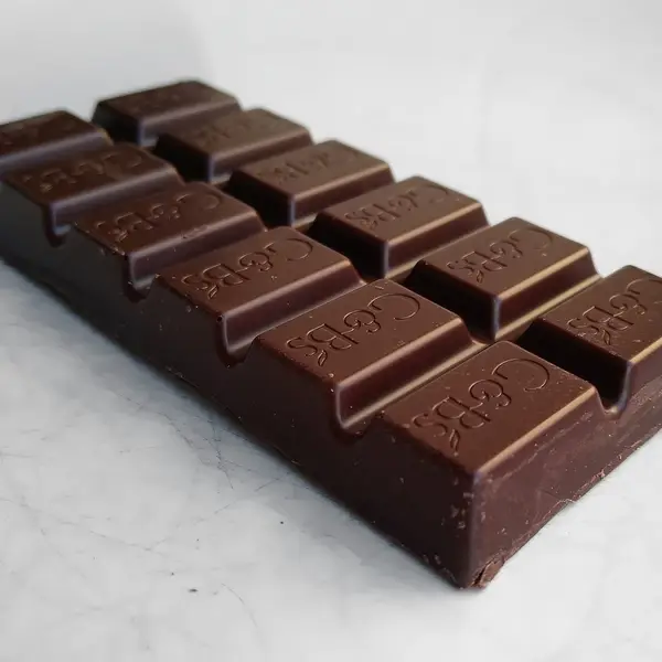 Tafel dunkle Schokolade auf weißem Untergrund